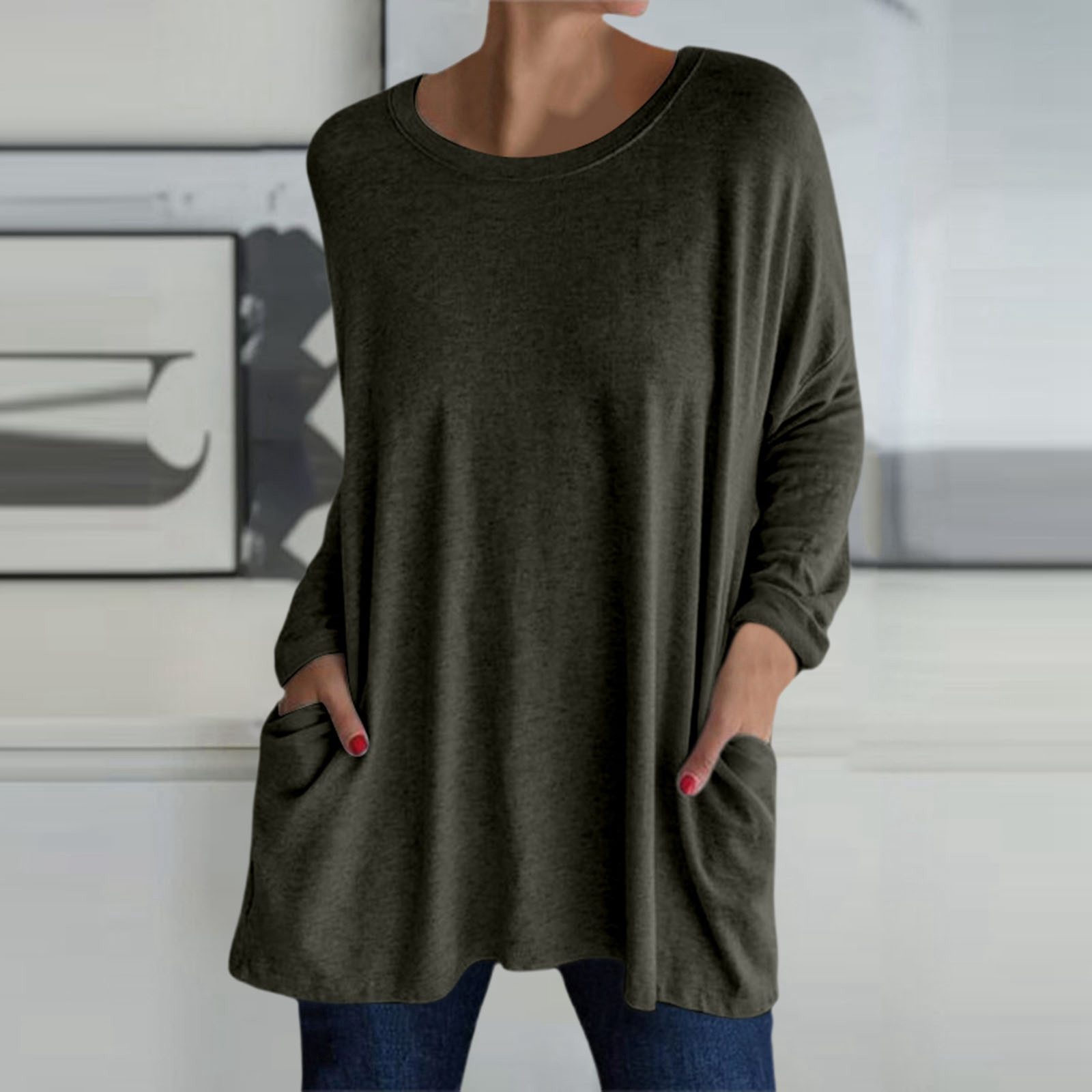 thumbnail image 2 of Camiseta de manga larga con cuello redondo y bolsillos para mujer: color liso, tejido elástico suave, camiseta larga informal para el día a día y la playa., 2 of 5